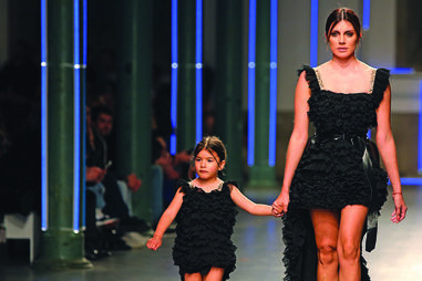 Magali Aravena, mulher de Salvio, desfilou com a filha, Chloé 