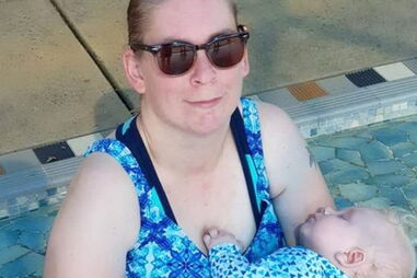 Mãe amamenta bebé com leite de mulheres que "conheceu" no Facebook