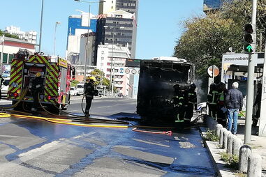 Autocarro arde nas Amoreiras, em Lisboa