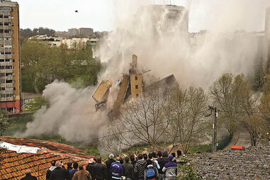 Operação de demolição das três torres que ainda subsistem no bairro do Aleixo ainda não tem data definida