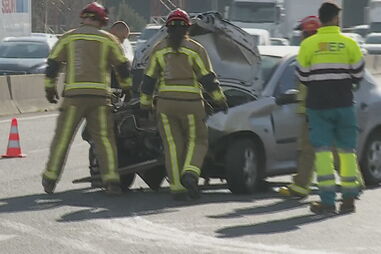 Choque em cadeia faz dois feridos e condiciona trânsito no túnel do Grilo em Lisboa