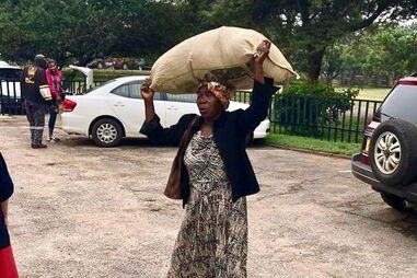 Milionário oferece casa a mulher que andou 10 quilómetros para ajudar vítimas em Moçambique