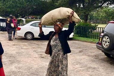 Mulher de 71 anos andou 10 km a pé para ajudar vítimas do Idai