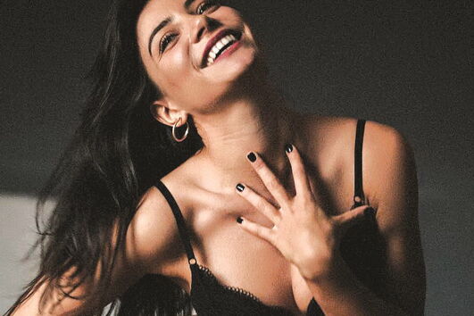 Musa de David Carreira atrevida e sexy em lingerie
