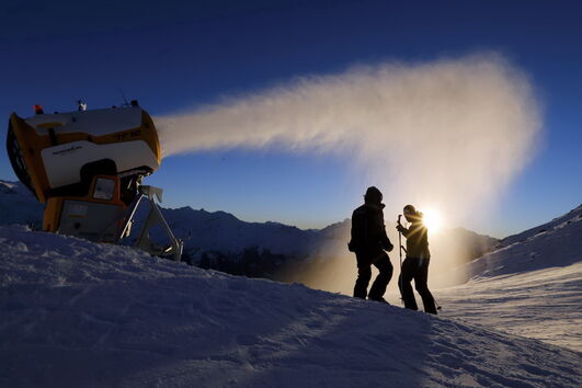 Um canhão de produção de neve em ação em Verbier, estância de esqui da Suíça