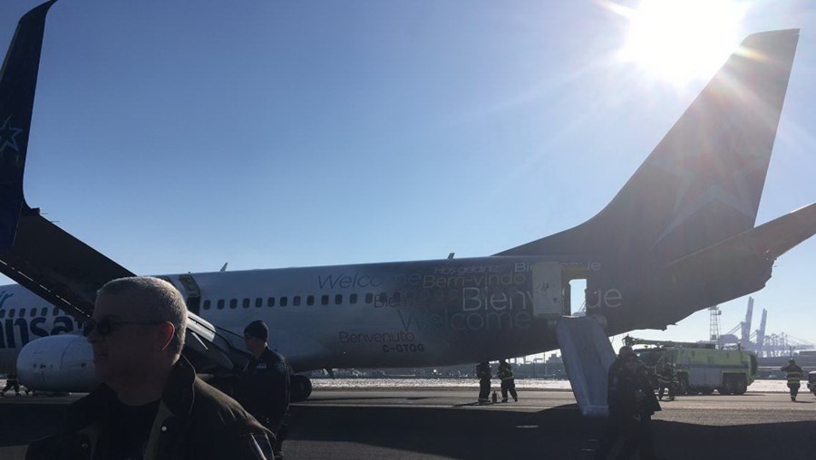 Aterragem de emergência de Boing 737 no aeroporto de Newark faz dois feridos