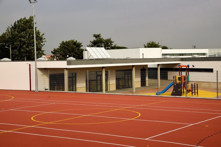 A escola tem 2300 metros quadrados e inclui refeitório, biblioteca, ginásios, campo de jogos e recreios cobertos  