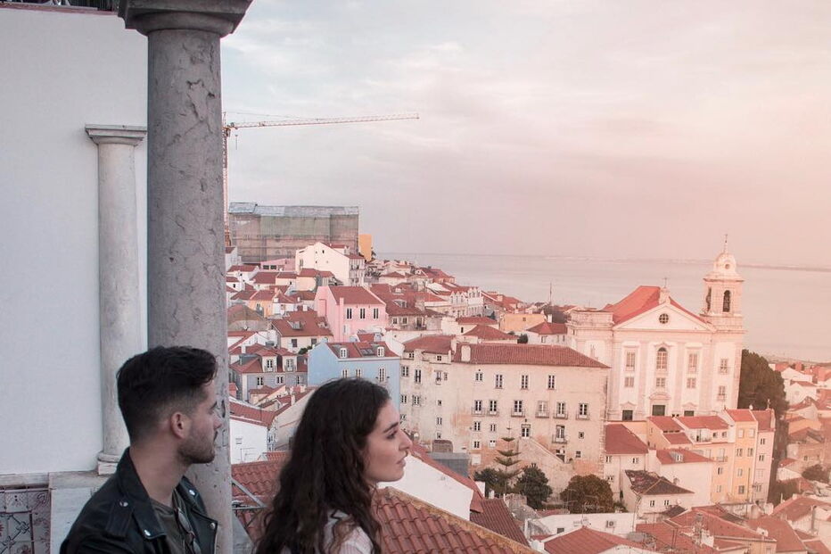 Casal português de bloguers arrasado após foto “irresponsável” em comboio
