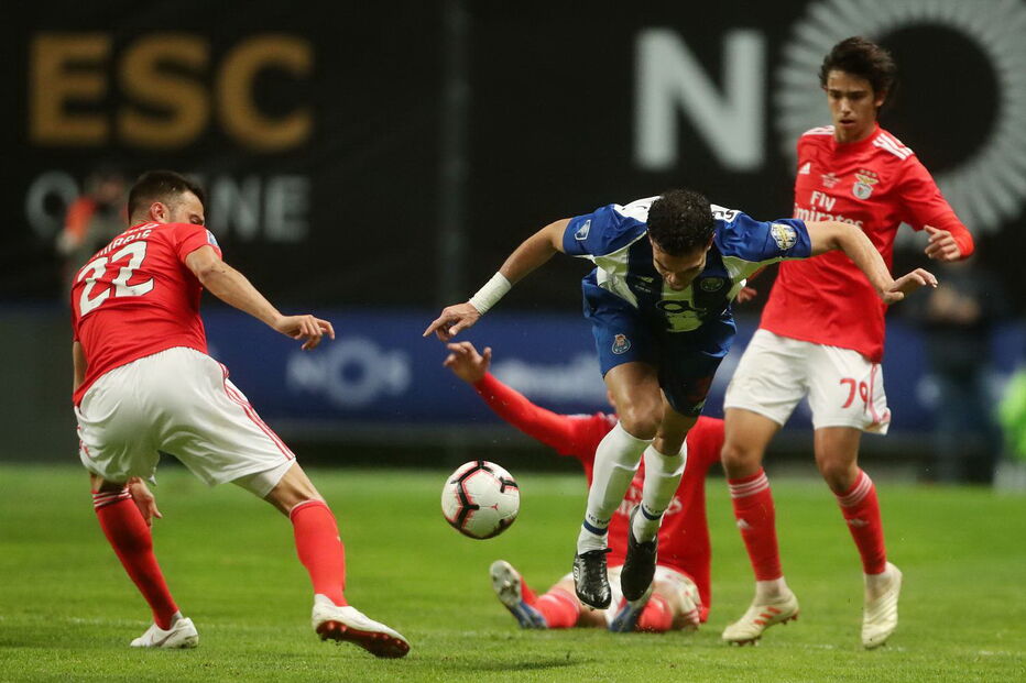 Pepe e João Félix disputam lance no Benfica FC Porto da Taça da Liga, em 2019