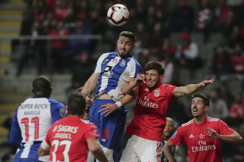 Herrera e Rúben Dias disputam lance no Benfica FC Porto da Taça da Liga, em 2019