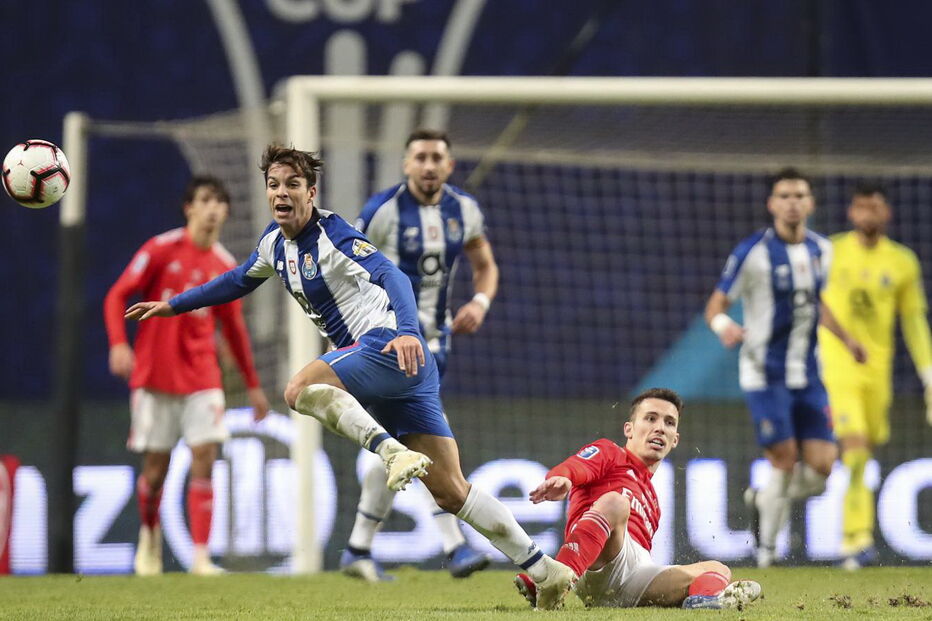 Oliver e Grimaldo disputam lance no Benfica FC Porto da Taça da Liga, em 2019