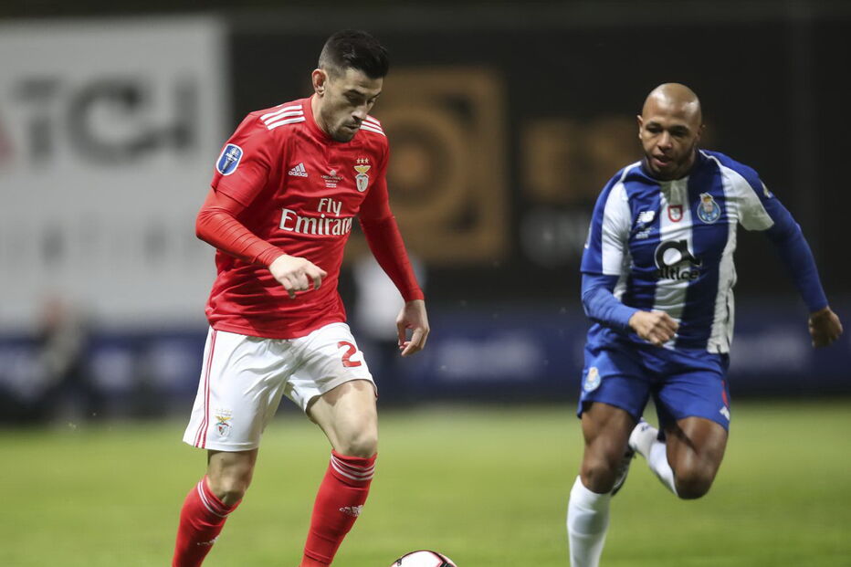 Jonas e Brahimi no jogo Benfica FC Porto da Taça da Liga, em 2019