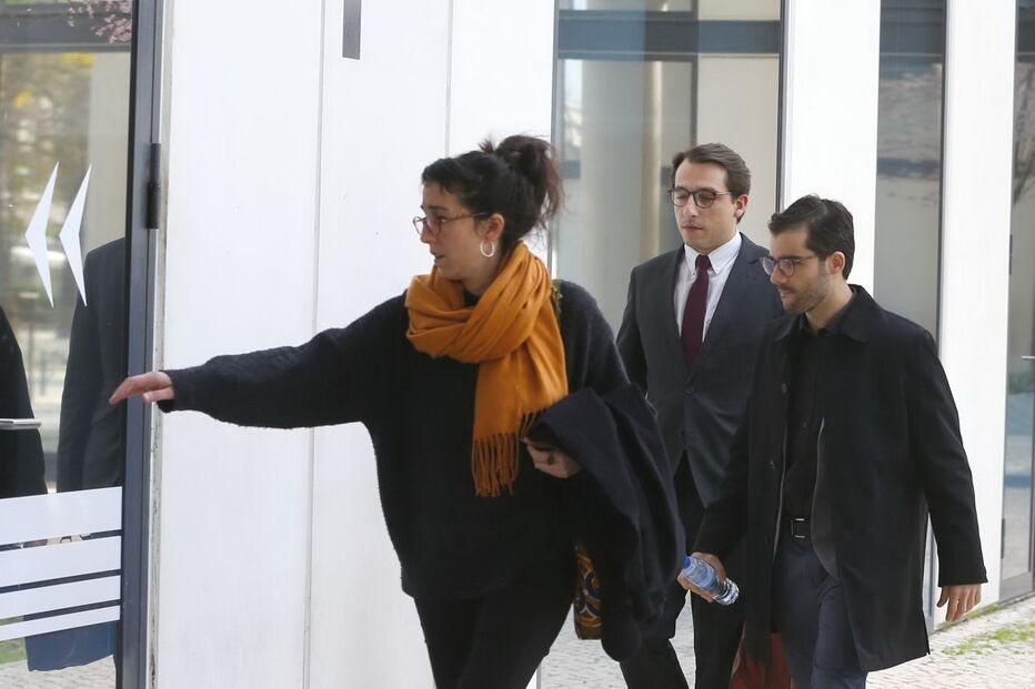 Realizador João Salaviza (à direita) no julgamento da manif do bairro do Jamaica