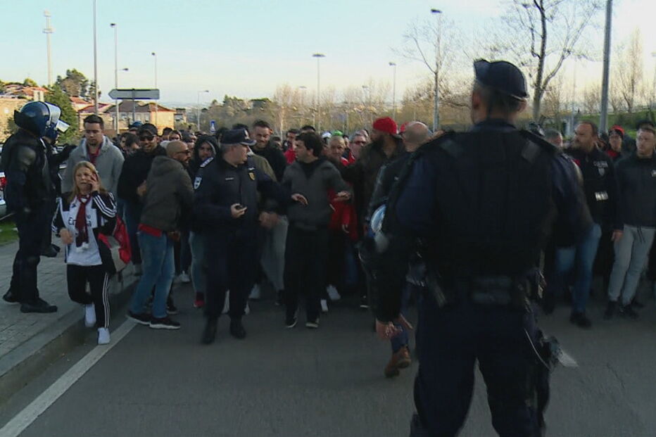 Adeptos do Benfica já rumam ao estádio do Dragão