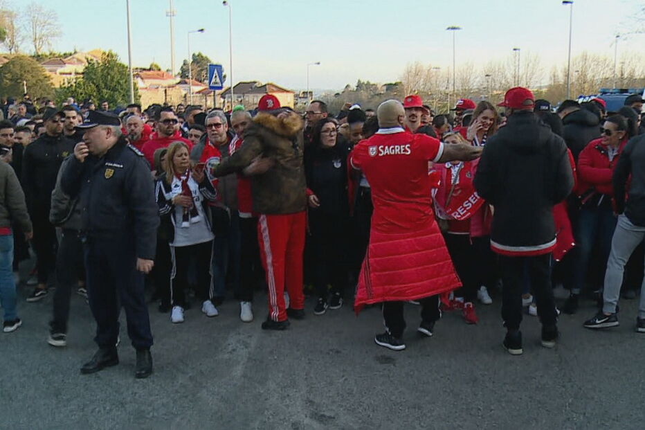 Adeptos do Benfica já rumam ao estádio do Dragão