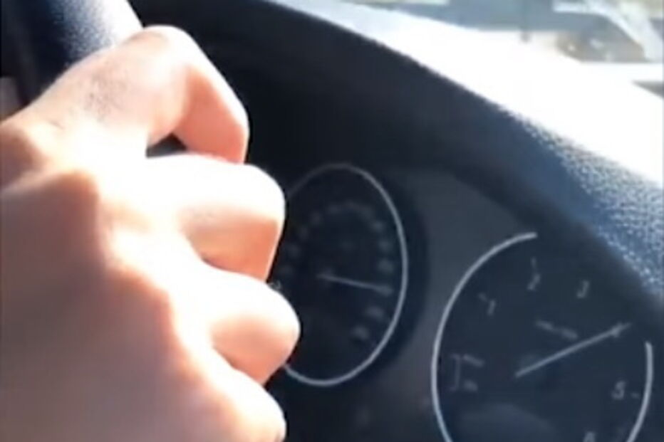 Menor a conduzir a 220 quilómetros por hora