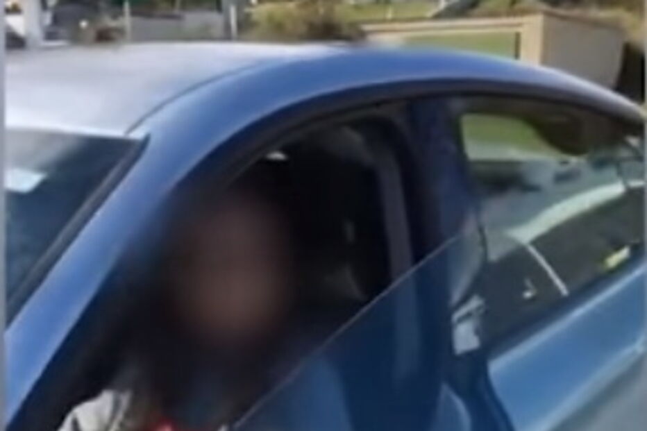 Menor a conduzir a 220 quilómetros por hora