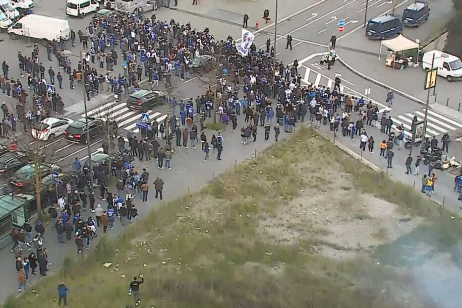 Adeptos do FC Porto esperam pelos apoiantes do Benfica junto ao estádio do Dragão