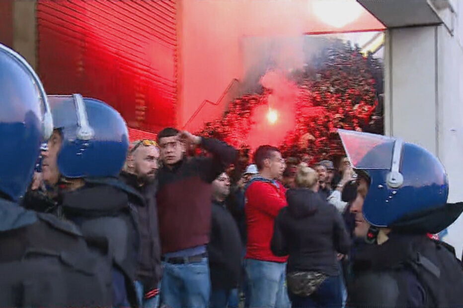 Adeptos do Benfica já chegaram ao estádio do Dragão