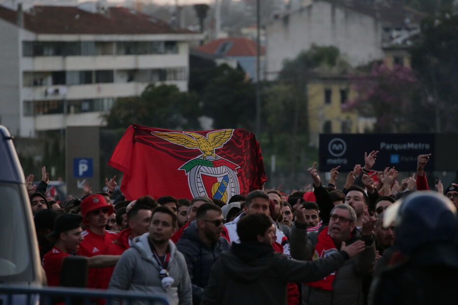 Adeptos do Benfica já chegaram ao estádio do Dragão	