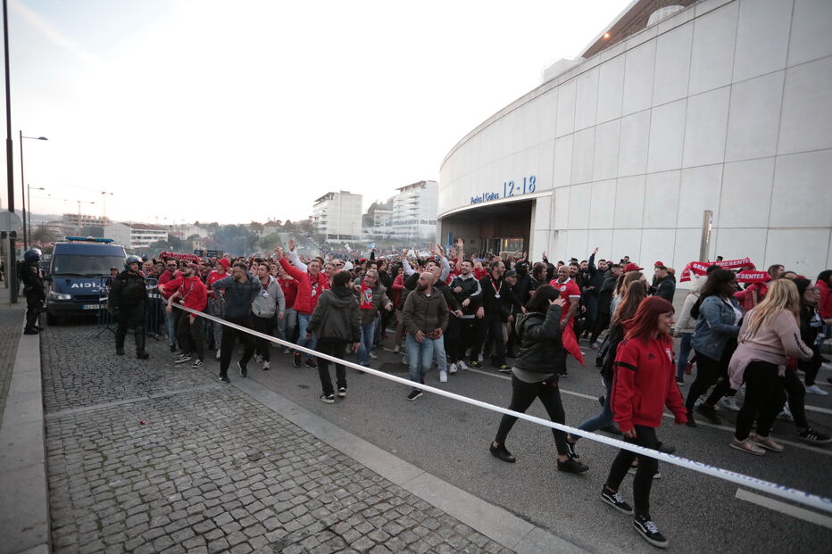 Adeptos do Benfica já chegaram ao estádio do Dragão	