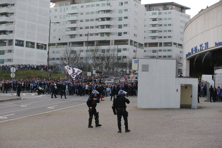 Adeptos do FC Porto esperam pelos apoiantes do Benfica junto ao estádio do Dragão	