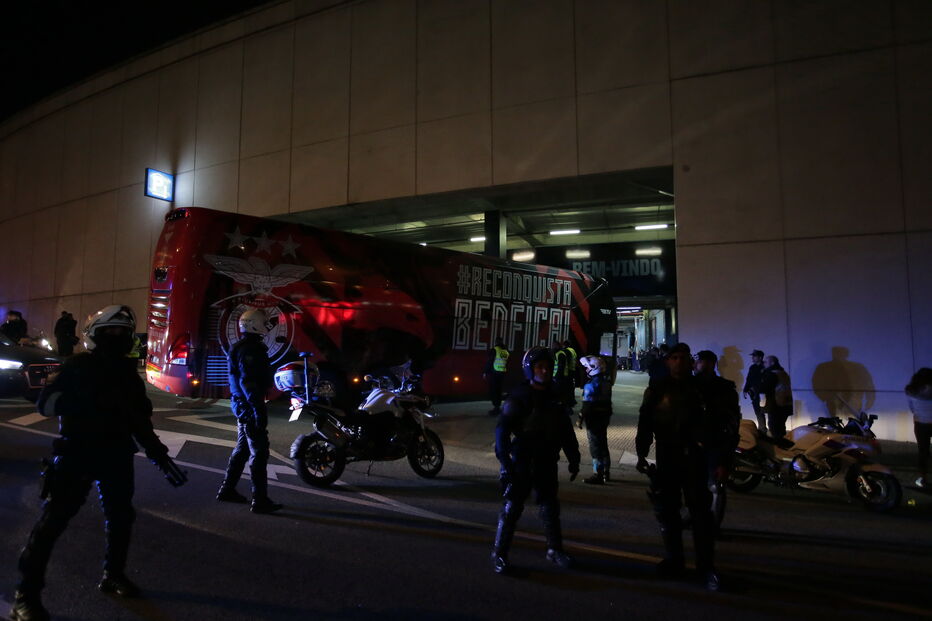 Autocarro do Benfica chega ao estádio do Dragão