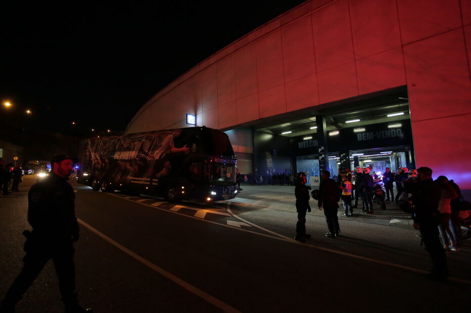 Autocarro do FC Porto chega ao estádio do Dragão
