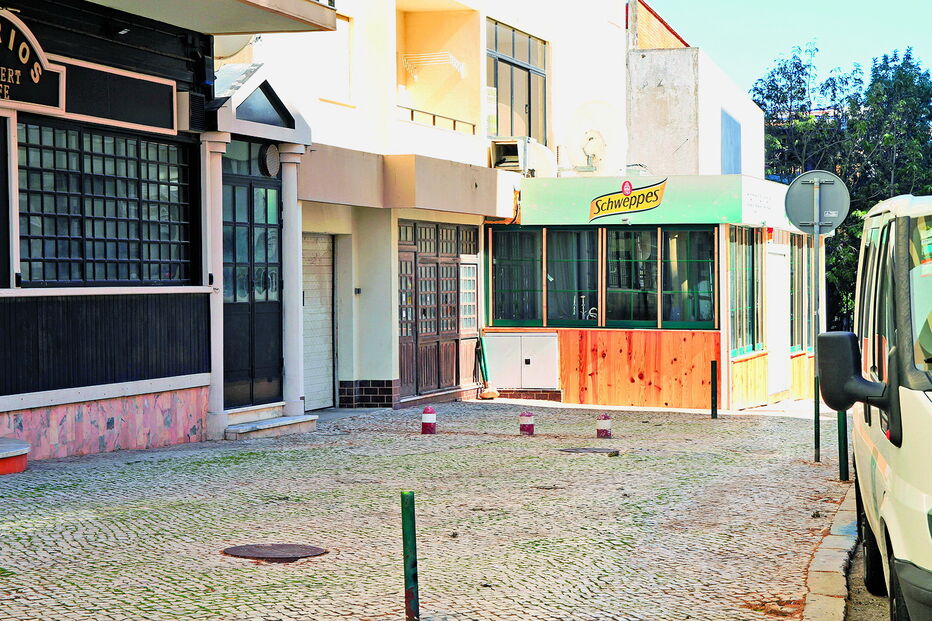 Desacatos ocorreram neste local, na Rua António Feu, na Praia da Rocha, durante a madrugada 