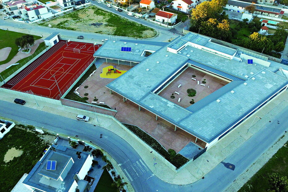 A escola tem 2300 metros quadrados e inclui refeitório, biblioteca, ginásios, campo de jogos e recreios cobertos  