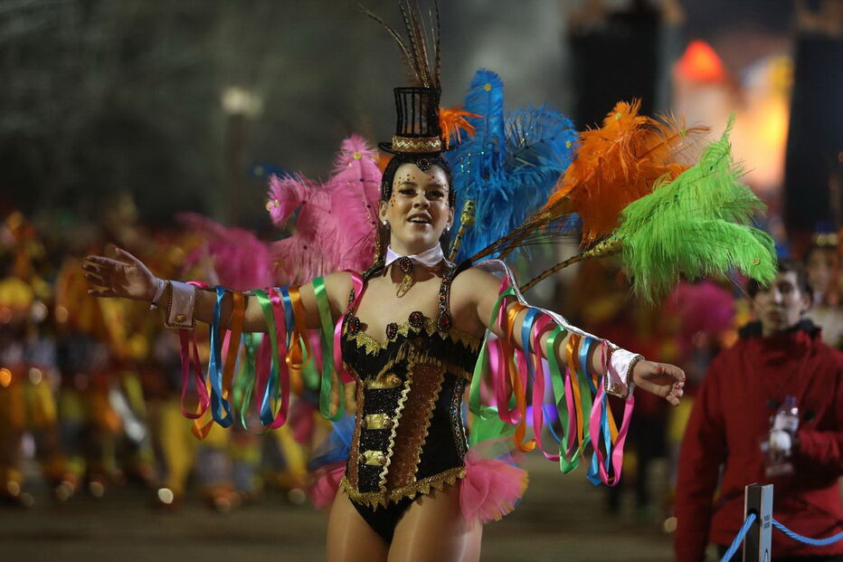 Em Estarreja as escolas de samba desfilaram de noite 