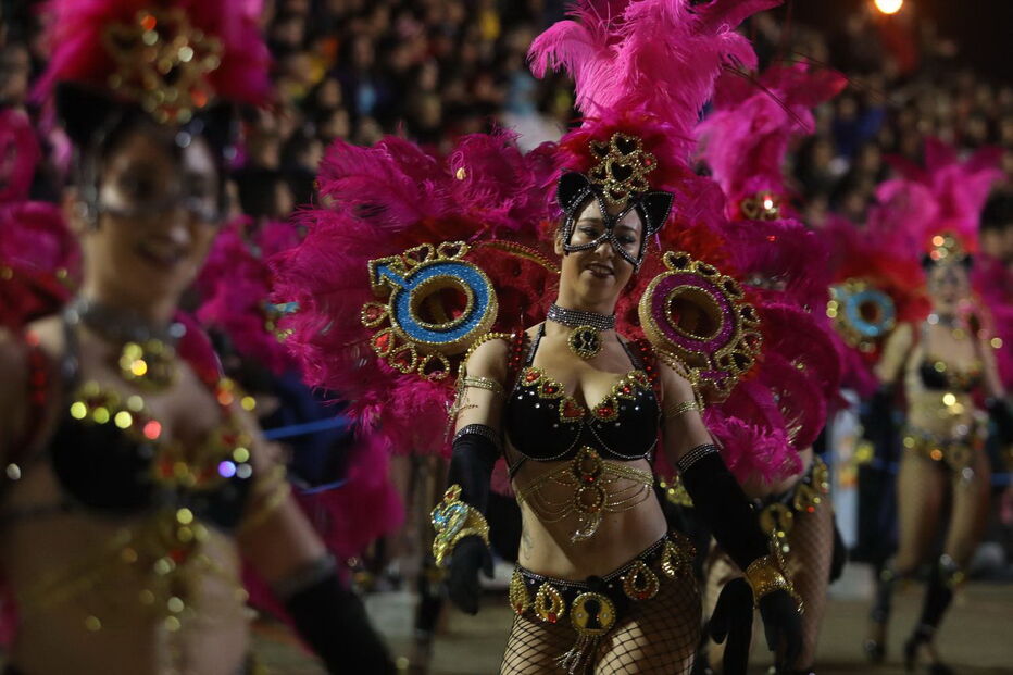 Em Estarreja as escolas de samba desfilaram de noite 