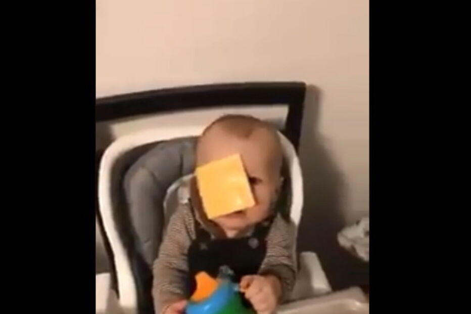 'Cheesed challenge' consiste nos pais atirarem fatias de queijo em direção à cara dos filhos. 