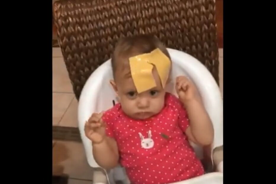 'Cheesed challenge' consiste nos pais atirarem fatias de queijo em direção à cara dos filhos. 