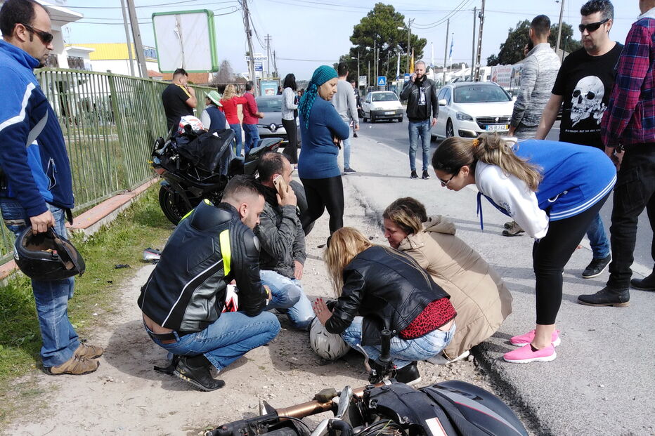 Despiste de mota na EN378 faz um ferido em Fernão Ferro