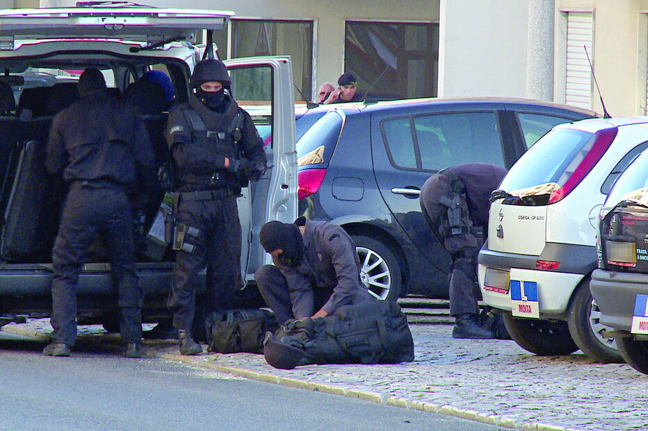 Crime obrigou à intervenção de Operações Especiais da GNR. Atirador acabou por se suicidar após atacar companheira 