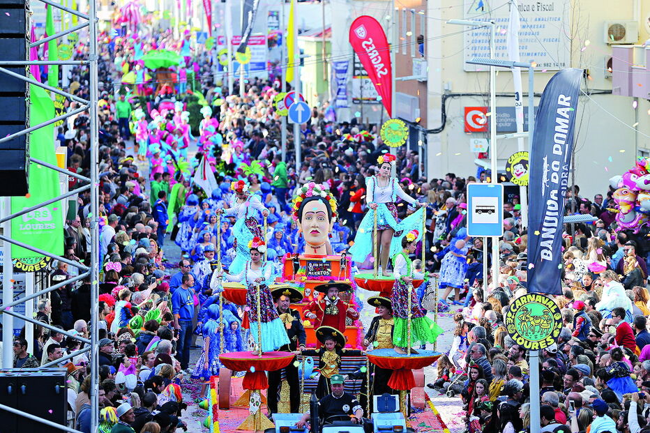 Milhares de foliões participaram no Carnaval de Loures. ‘Arte e Fantasia’ é o grande tema deste ano. Ritmo e cor  não faltaram 