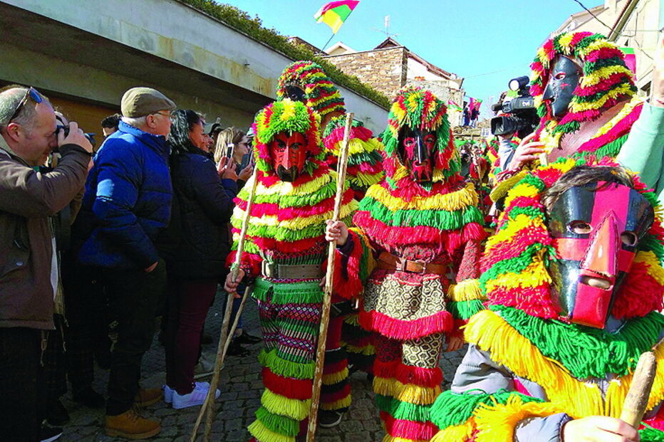 O entrudo chocalheiro saiu à rua e anima até amanhã Podence