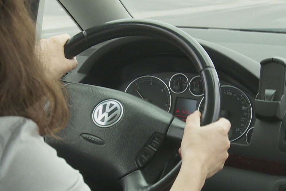 Condutora ao volante 