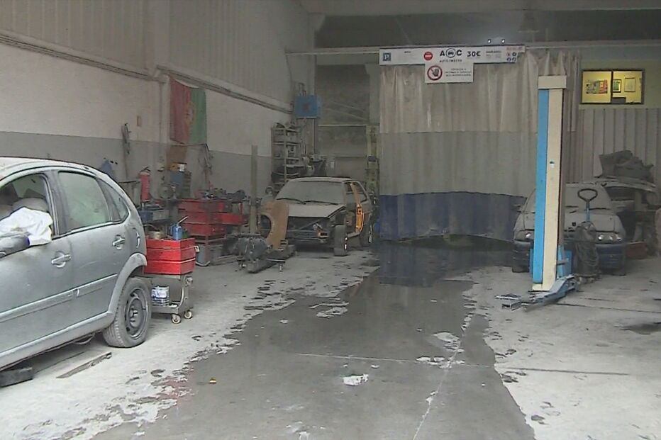 Oficina de automóveis arde em Valadares, Gaia 