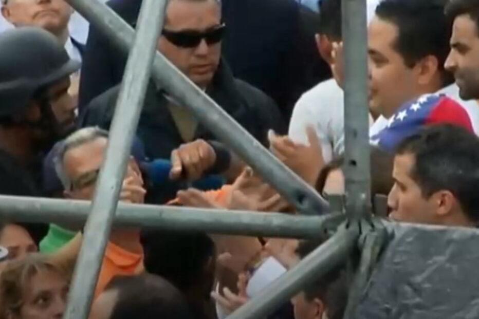 Juan Guaidó saudado por multidão de apoiantes à chegada a Caracas