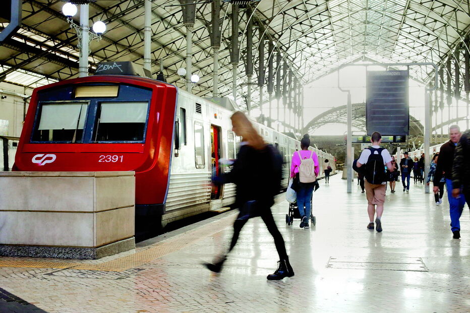 Novo passe que permite viajar nos 18 concelhos da Área Metropolitana de Lisboa vai custar 40 euros 