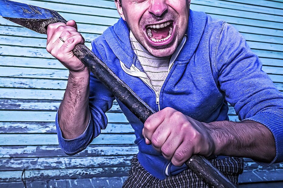 Suspeito estava alcoolizado e agrediu a vítima, de 60 anos, com a parte oposta à zona de corte de um machado