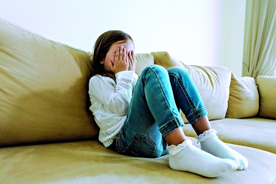 Menina de 11 anos começou a ser abusada pelo padrasto, que fotografava e filmava as práticas sexuais na casa da família. Mãe não denunciou o caso 