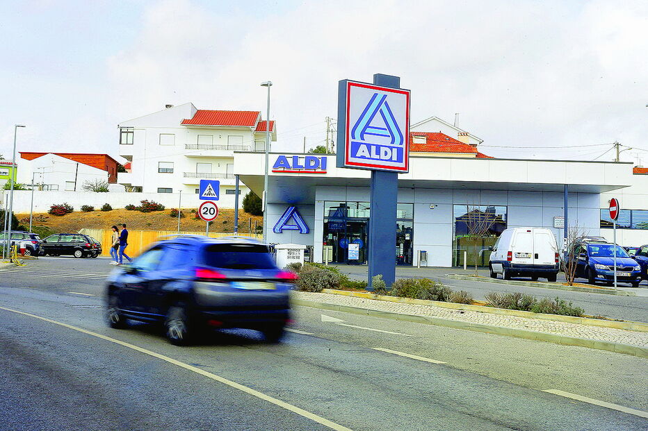 Três homens entraram mascarados e armados no supermercado, amarraram os funcionários e roubaram 10 mil euros