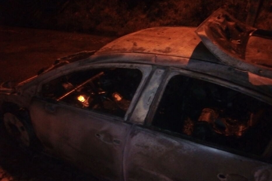 Cinco carros totalmente destruídos após incêndio em Queijas