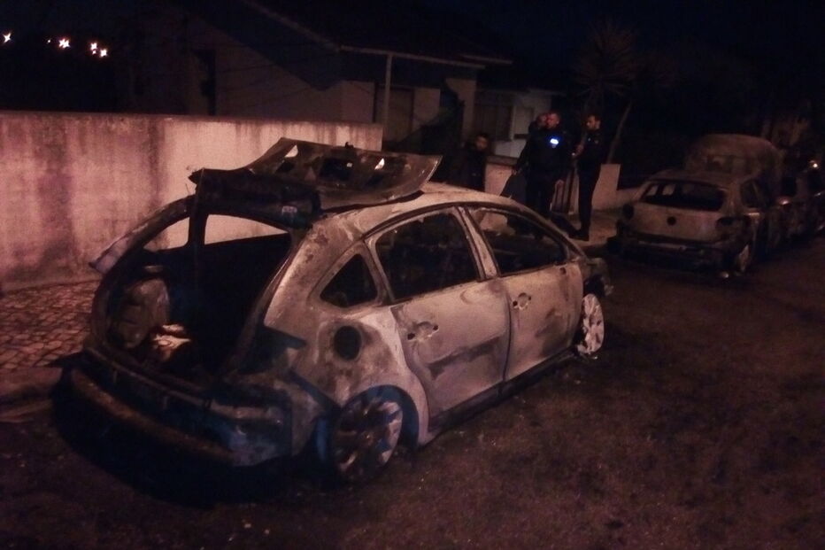 Cinco carros totalmente destruídos após incêndio em Queijas