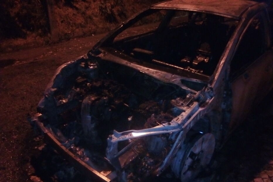 Cinco carros totalmente destruídos após incêndio em Queijas