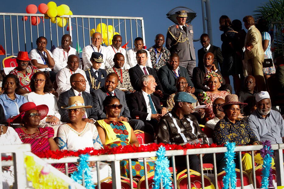 Marcelo Rebelo de Sousa quebra protocolo e vai ao carnaval de Luanda 6