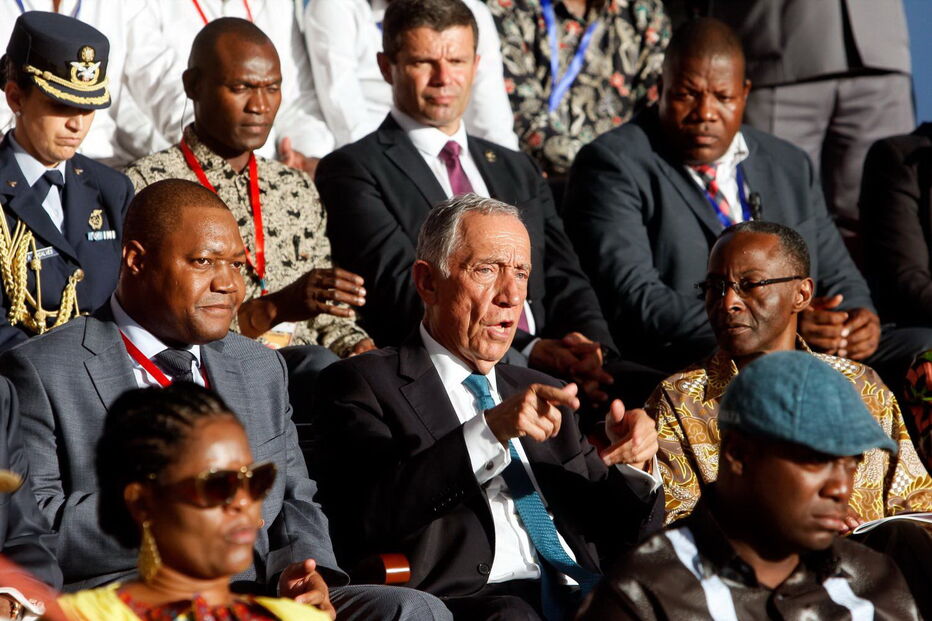 Marcelo Rebelo de Sousa quebra protocolo e vai ao carnaval de Luanda 6